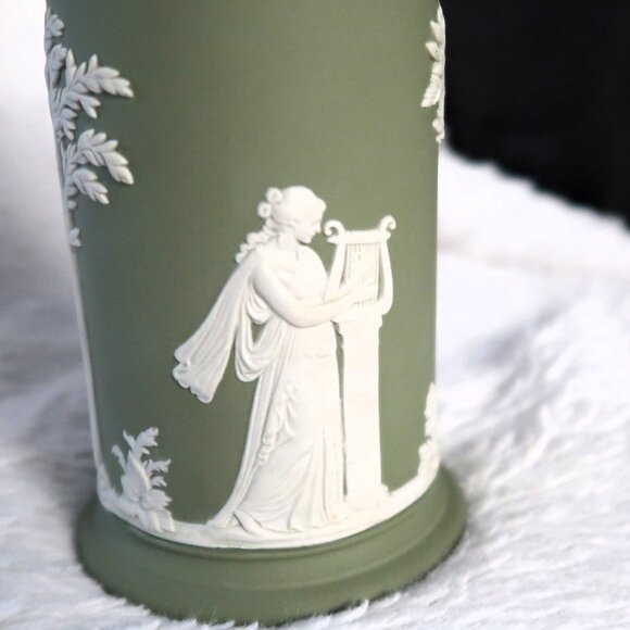 Marked Wedgwood England 8 Jasperware Spill Vase in Sage Green with White Relief - Picture 4 of 10